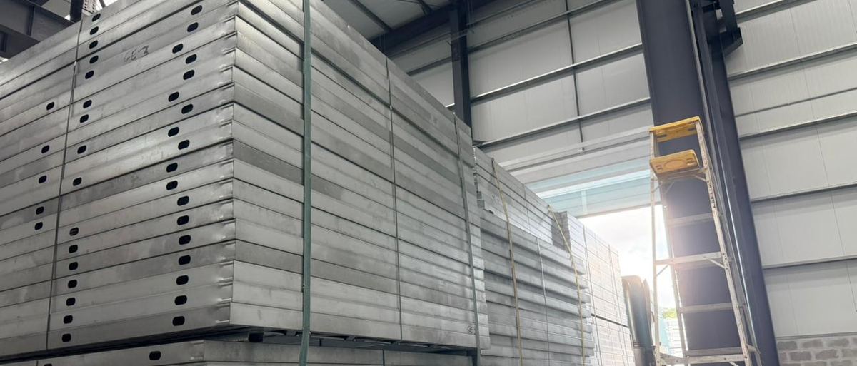 Paneles estructurales preensamblados apilados en la planta