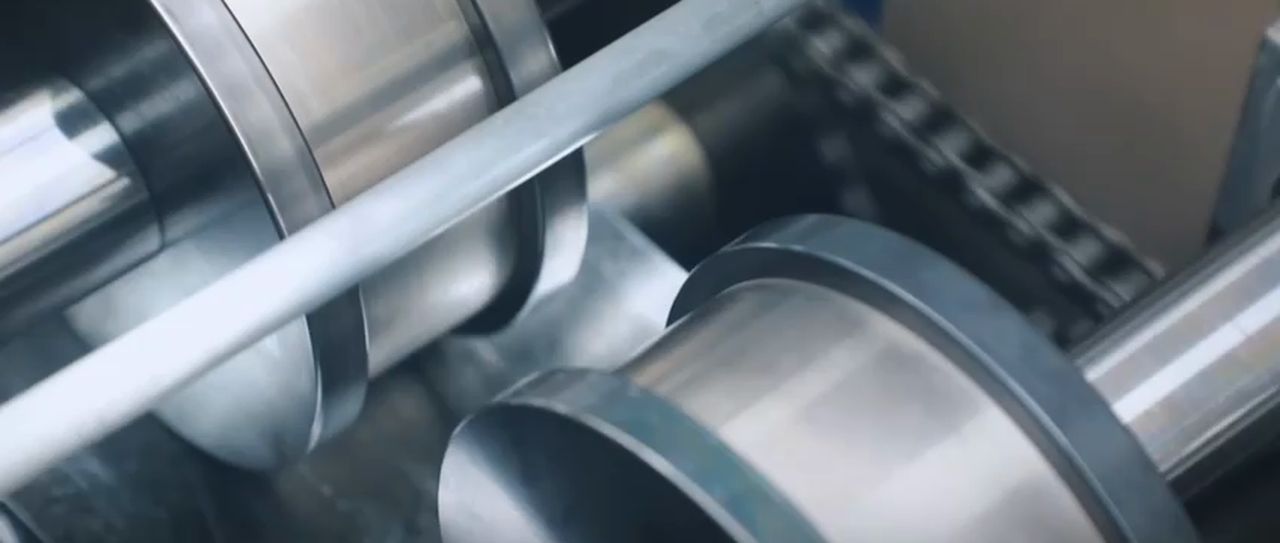 Línea de perfilado en frío fabricando un perfil de acero con recubrimiento Zn-Al-Mg en la planta de NewCon Steel