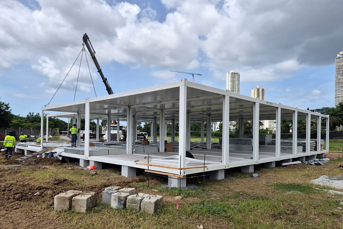 Estructura de acero liviano montada en obra a partir de un kit estructural de NewCon Steel, con la ciudad de Panamá al fondo