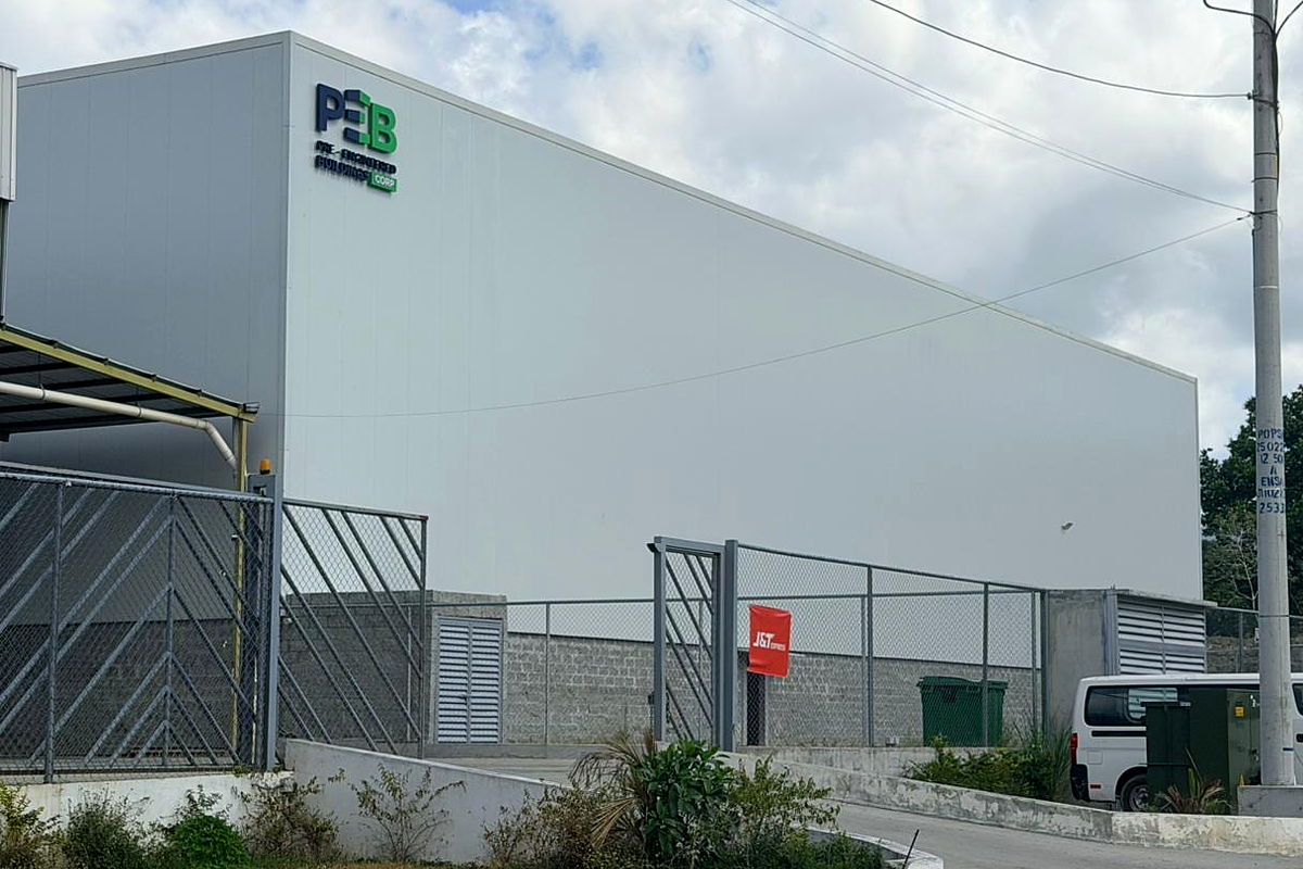 Fachada de la planta de fabricación del Grupo PEB, donde NewCon Steel produce perfiles y paneles de acero liviano, en Panamá